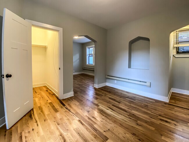 Building Photo - 4413 N Wolcott Ave