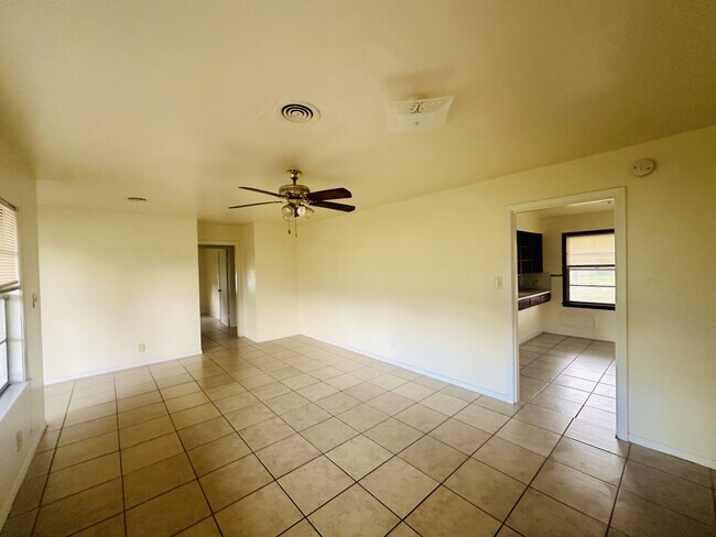 Foto del edificio - 5625 Shivers Dr