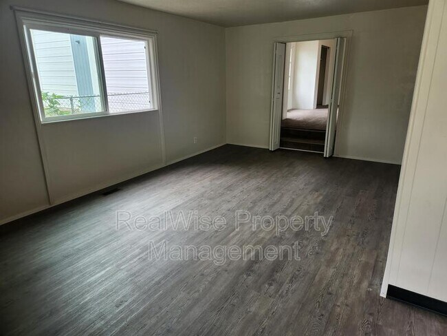 Foto del edificio - 345 W Birch Ct