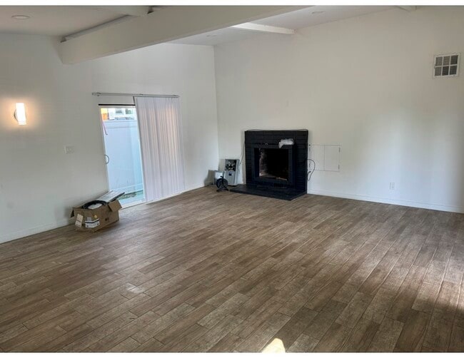 Building Photo - 17825 Saticoy St