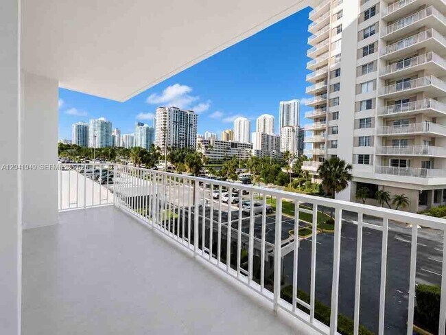 Foto del edificio - 500 Bayview Dr