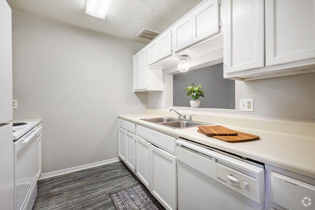 2BR, 1.5BA - 1,100SF - Kitchen - Summerwood Apartment Homes
