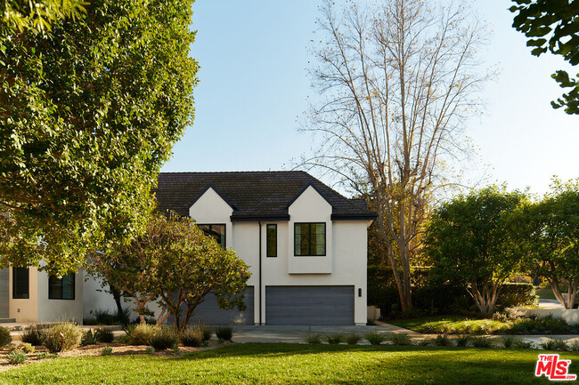 Building Photo - 3858 Hayvenhurst Dr