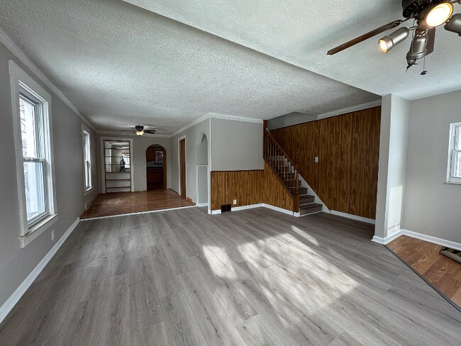 Building Photo - 84 W Kalama Ave