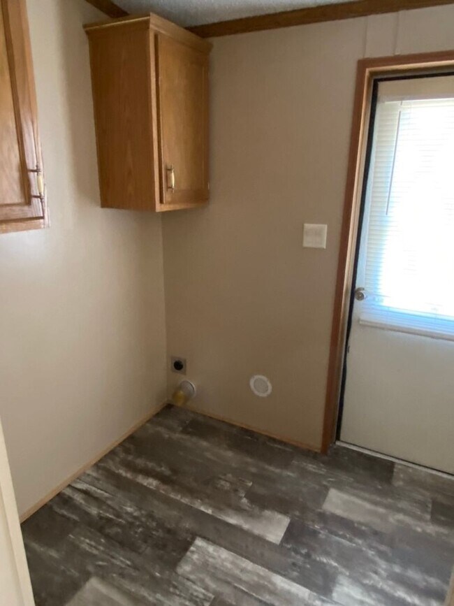 Building Photo - 3 bedroom 2 bath Doublewide  NEW Flooring ...