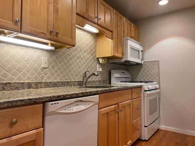 Foto del edificio - 160 Fairfield Woods Rd