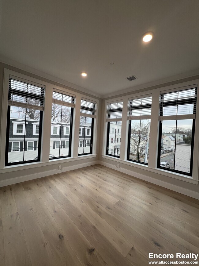 Foto del edificio - 157 Everett St