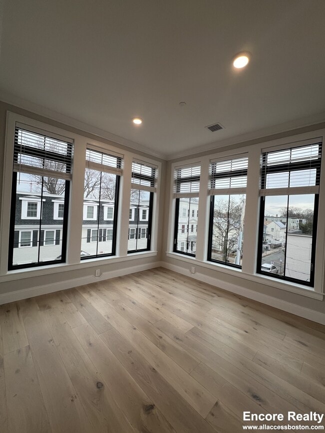 Building Photo - 157 Everett St