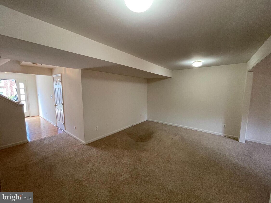 Primary Photo - 2555 Thorncroft Pl
