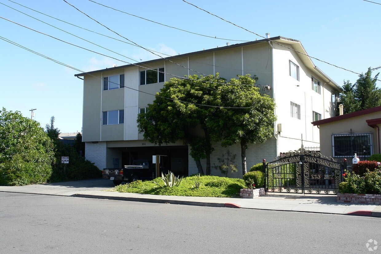 Building Photo - 2711 Blenheim Ave