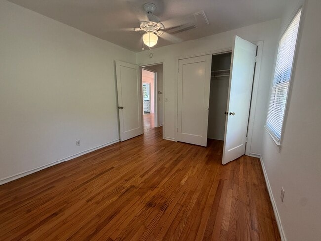 Building Photo - Cute home on large lot