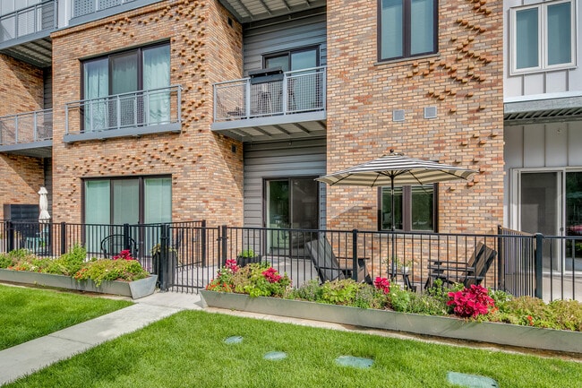 Building Photo - 2550 Lawrence St