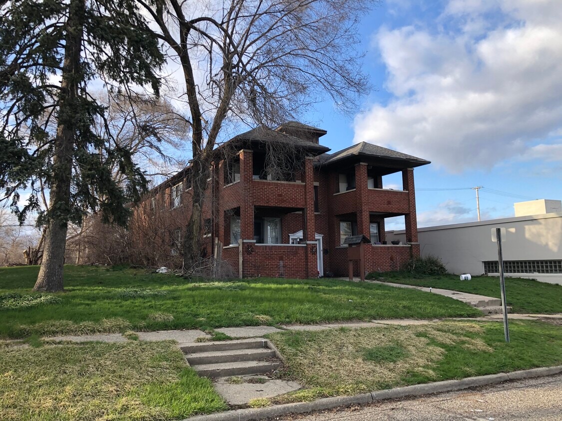132 W Lawrence St, Pontiac, MI 48341 Apartments in Pontiac, MI