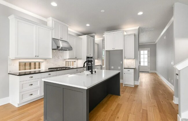 Foto del edificio - Stunning Bethany Farmhouse with Chef’s Kitchen, Media Room, Main-Level Suite & Luxury Designer Fi...