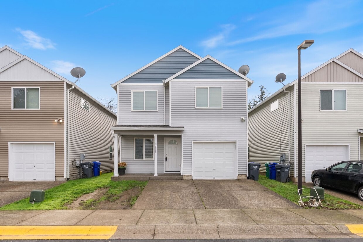 Primary Photo - Beautiful 4bed/2.5bath available in SE Portland