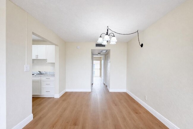 Foto del edificio - 700 Village Green Ct