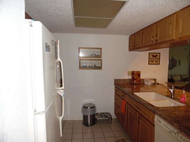 Building Photo - 4040 Oakview Dr