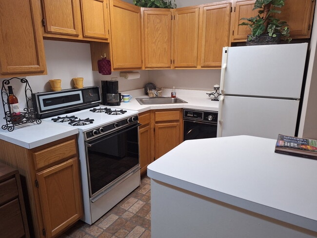 Building Photo - Pinnacle Apartments