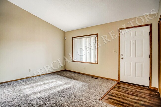 Foto del edificio - Spacious 3 Bedroom Split-Level Home in Hil...