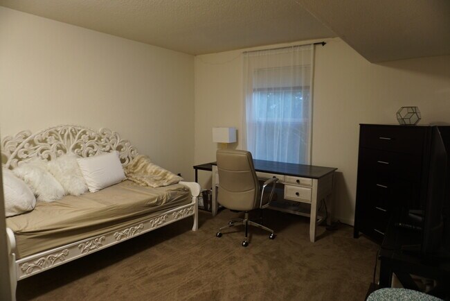 smaller bedroom - 105 Fieldcrest St