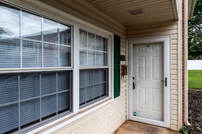 Foto del edificio - "Charming 2-Bed Condo in Greensboro with Spacious Layout, community clubhouse and POOL!"