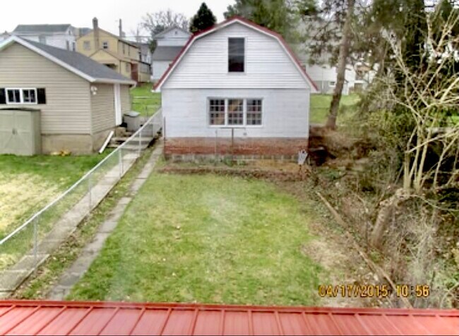 Patio cercado y garaje para 2 coches. - 994 Vine St