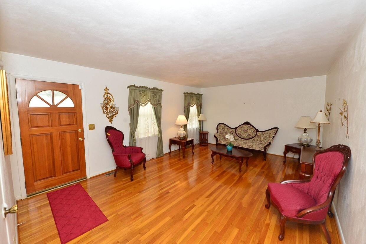 Foto principal - Vintage Brick Ranch!