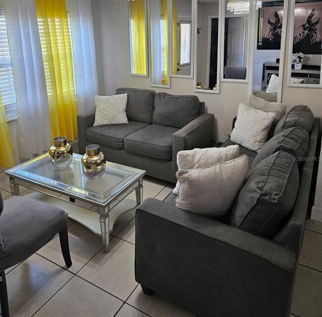 Foto del edificio - 553 Robin Hill Cir