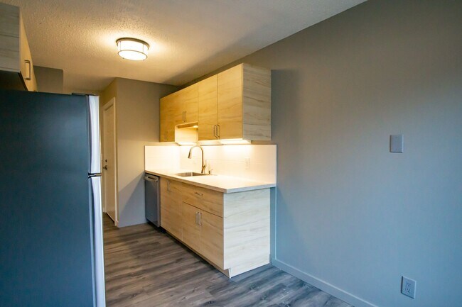 Building Photo - Stunningly Renovated Spacious 2-Bed w/Built-ins, DW, WD, Parking + More!