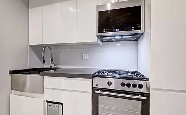Foto del edificio - Crisopher Street 1 bedroom with Private Ga...