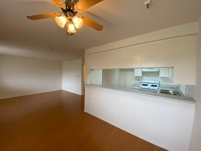 Building Photo - 14020 Yukon Ave