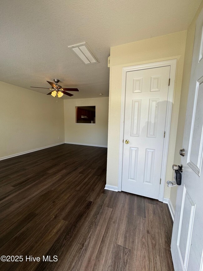 Building Photo - 604 Rainbow Dr