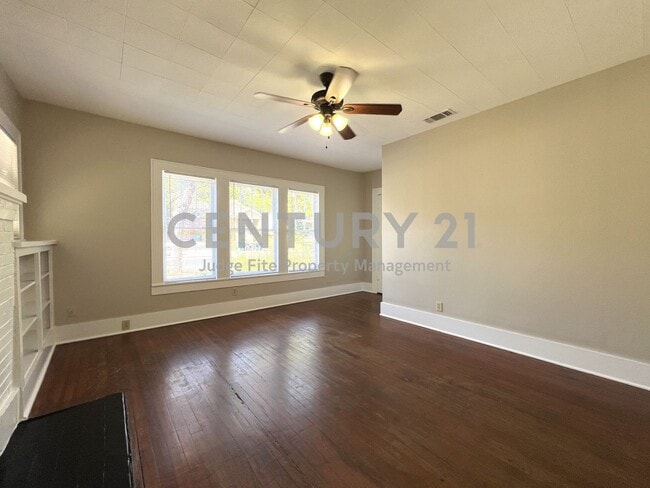 Building Photo - Cute 1/1 Duplex Just Minutes from Campus R...