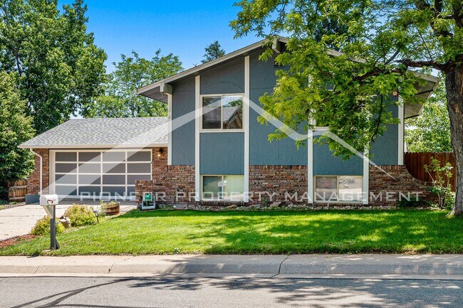 Building Photo - Spacious Home with 2 Car Garage and Centra...