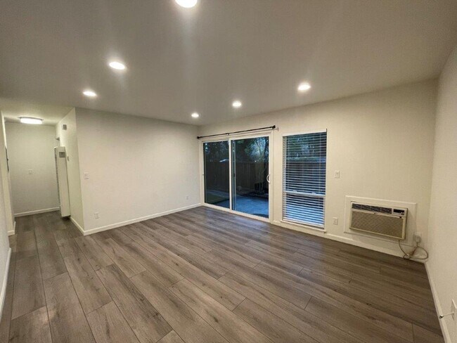 Building Photo - Coming Soon! Fully updated 2 bedroom 1.5 b...