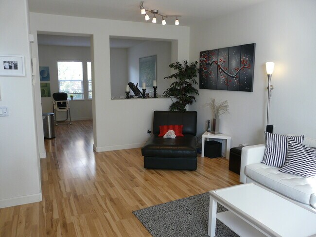 Building Photo - Gorgeous 3 bedroom 2.5 Bath with Bonus Room in Communication Hill