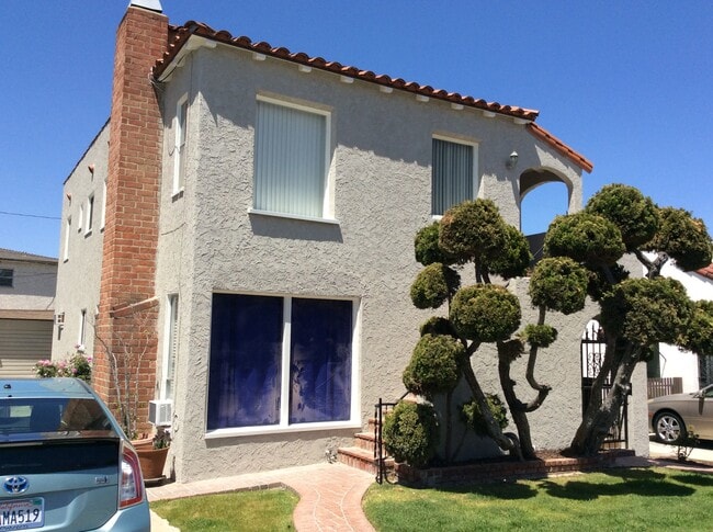 Building Photo - 235 Corona Ave