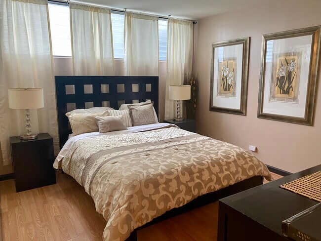 Beautiful queen size bed with lots of windows - 1941 Church Ln