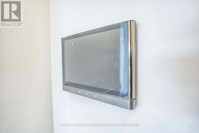 Building Photo - 405 Dundas St W