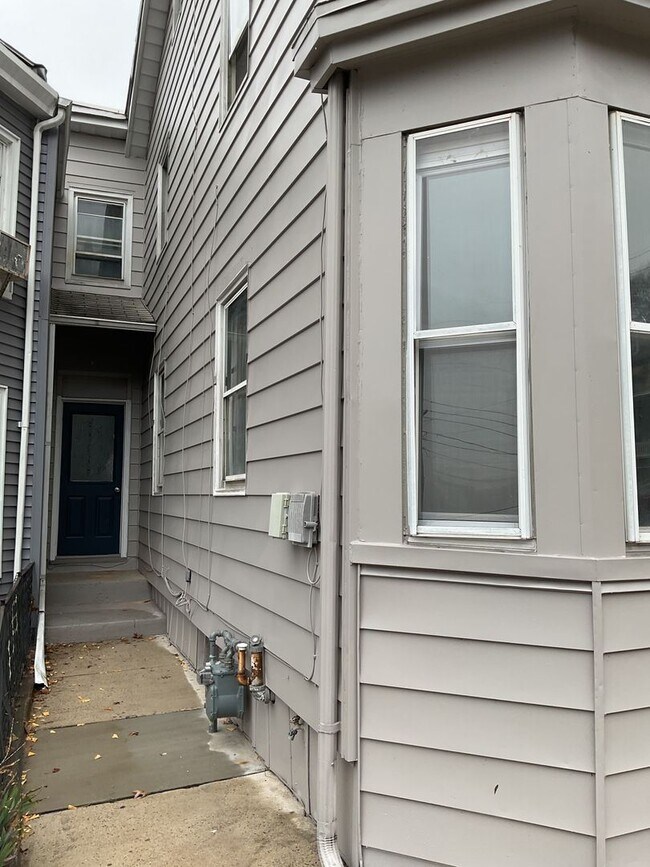 Foto del edificio - 3 br, 1 bath House - 31 CHESTNUT ST