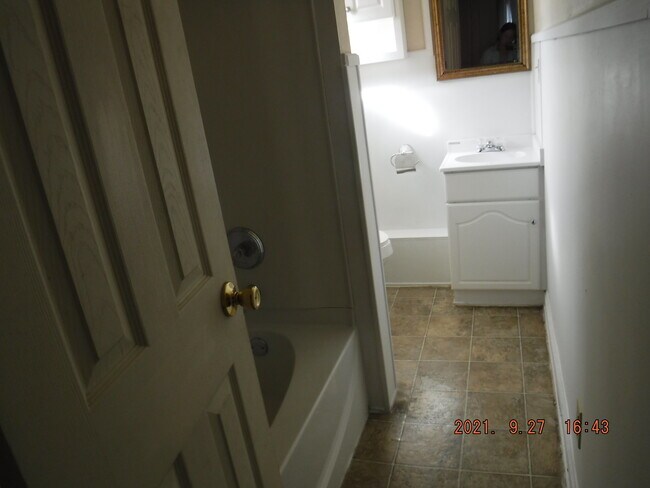 baño - 906 W 3rd St