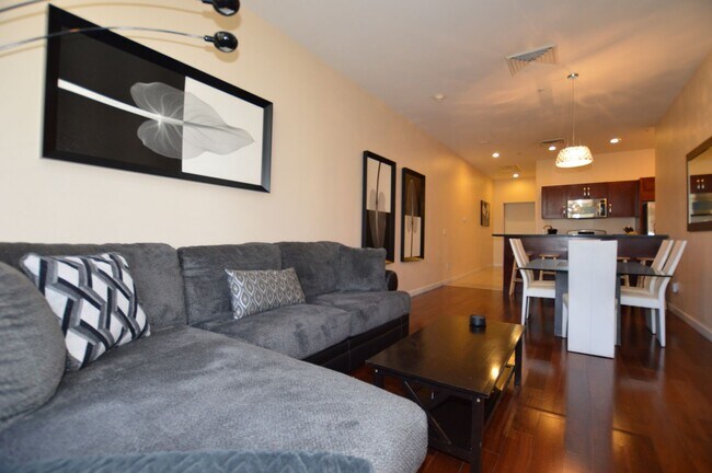 Foto del edificio - Panorama Towers / Villa Style Condo on two...