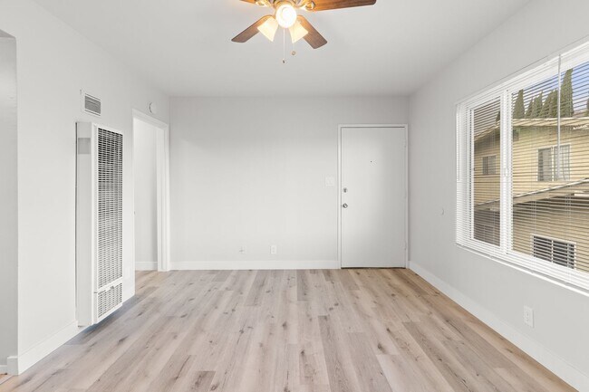 Foto del edificio - 621 Cerritos Ave