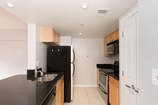 Foto del edificio - Logan Circle Condo | 1 Bed | 1 Bath | 625 Sf