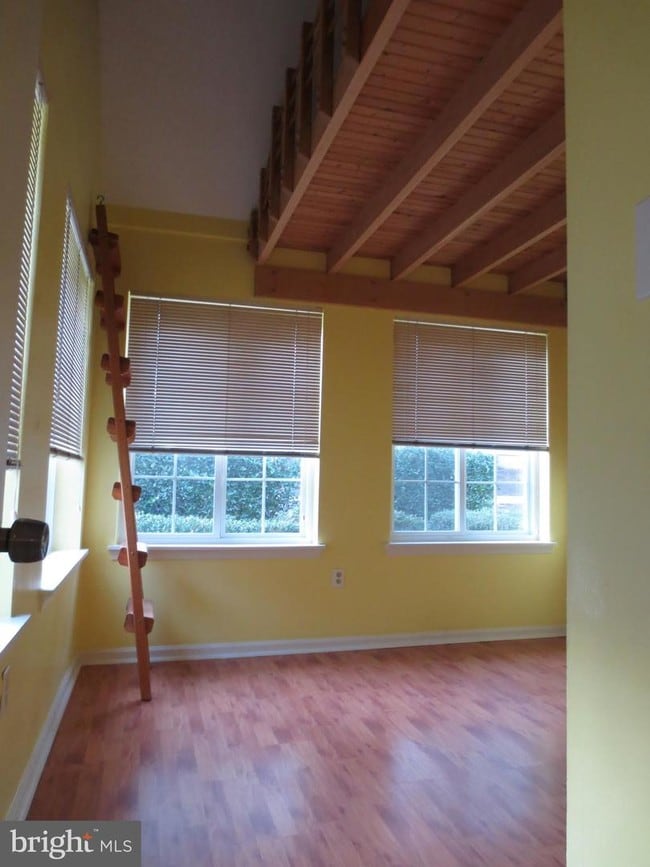 Building Photo - 10811 Amherst Ave