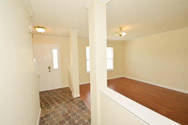 Building Photo - 8692 Baypointe Dr