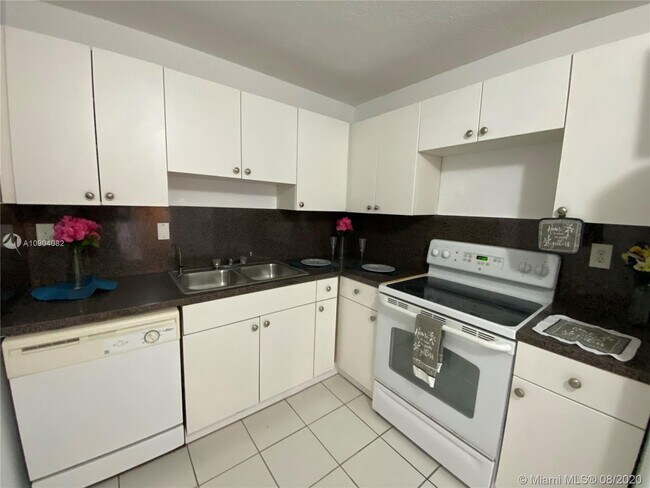 Foto del edificio - 700 NW 214th St