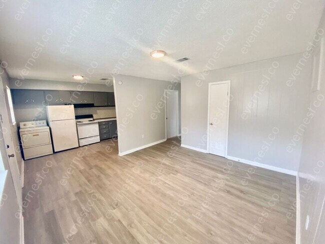 Building Photo - 2103 Tyler St