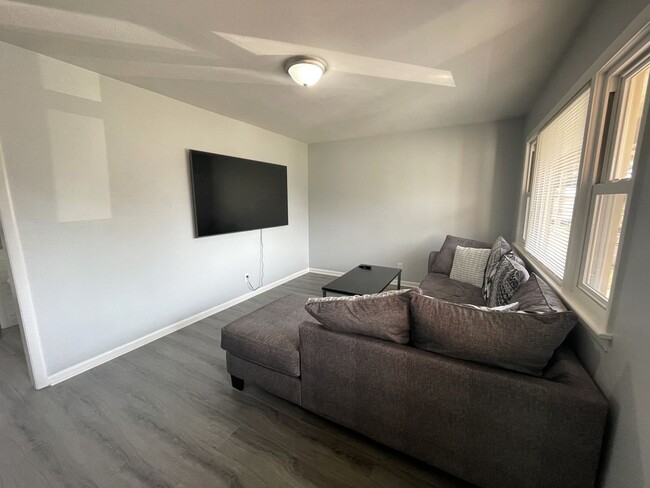 Building Photo - 3 Bedroom 2 Bathroom- Pets Considered