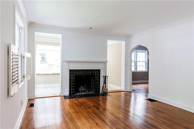 Building Photo - 856 Amsterdam Ave NE